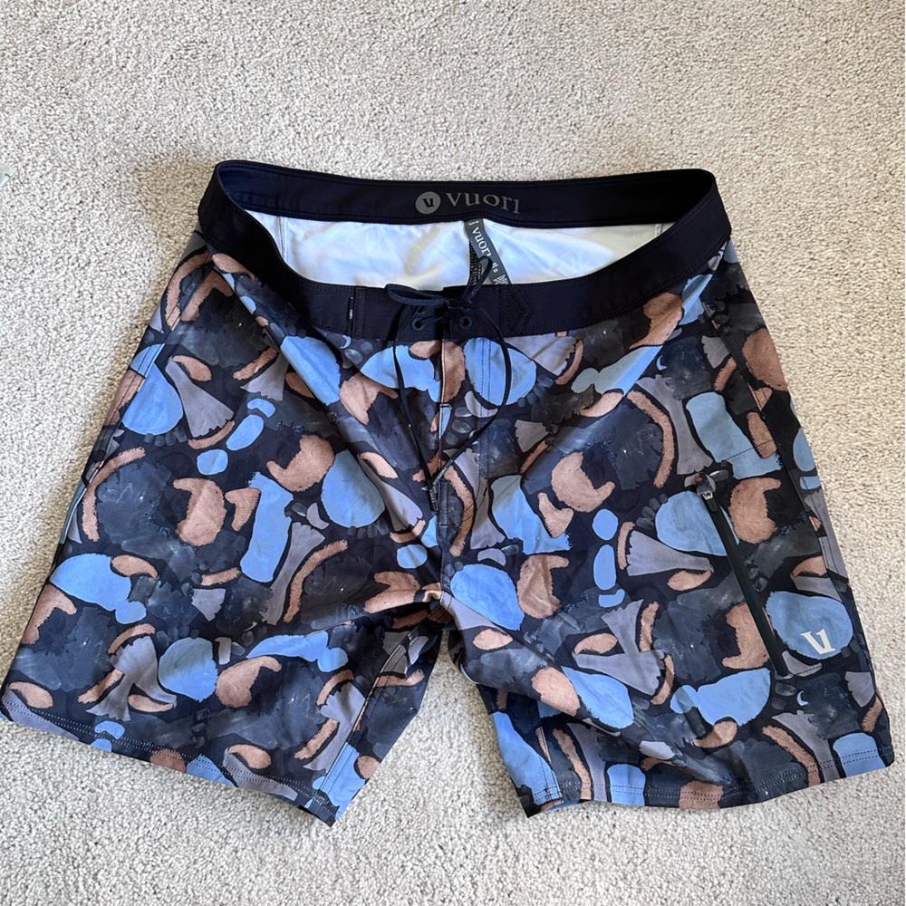 Men's Vuori Boardshorts sz 33